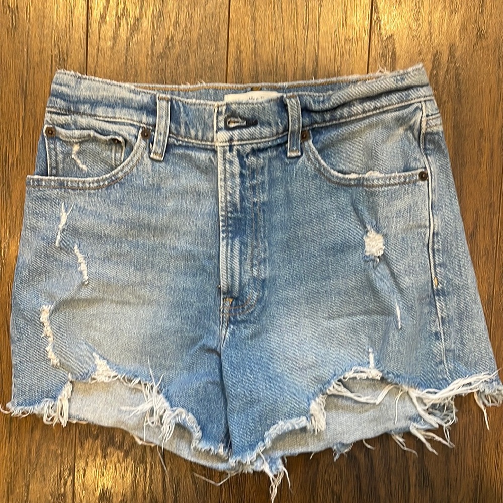 Abercrombie & Fitch 4” Mom Short High Rise - size 27 / 4